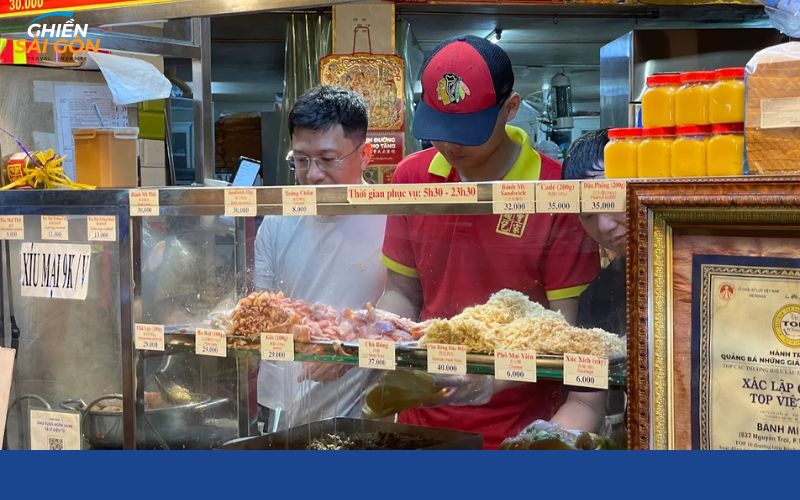 Nhân viên tiệm bánh mì Tăng phục vụ khách