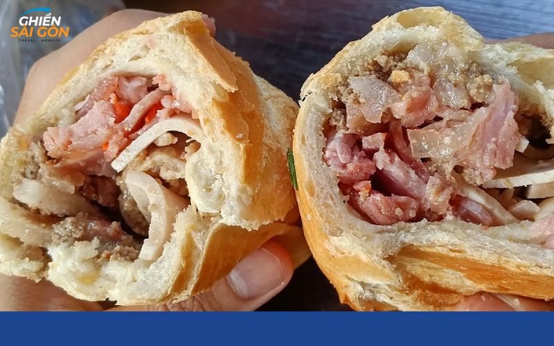 Ổ bánh mì nóng giòn tại tiệm Tăng Quận 5