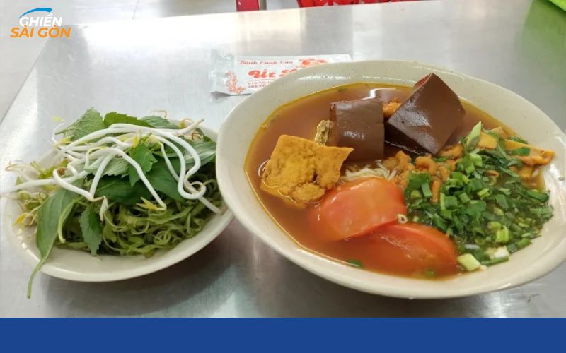 Không gian ăn uống tại quán Bánh Canh Cua Út Lệ