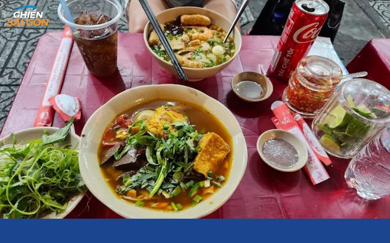 Không gian quán Bánh Canh Cua Út Lệ Quận 10