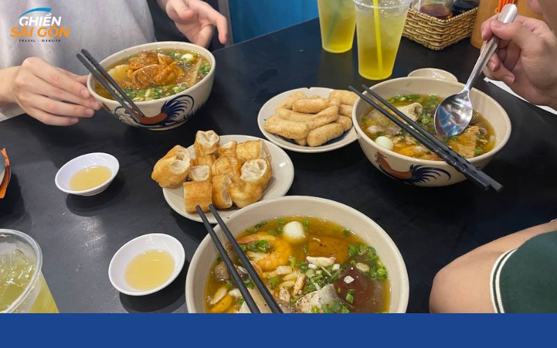 Nhân viên phục vụ tại quán bánh canh cua Út Thảo