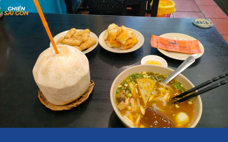 Không gian ấm cúng của bánh canh cua Út Thảo Quận 1