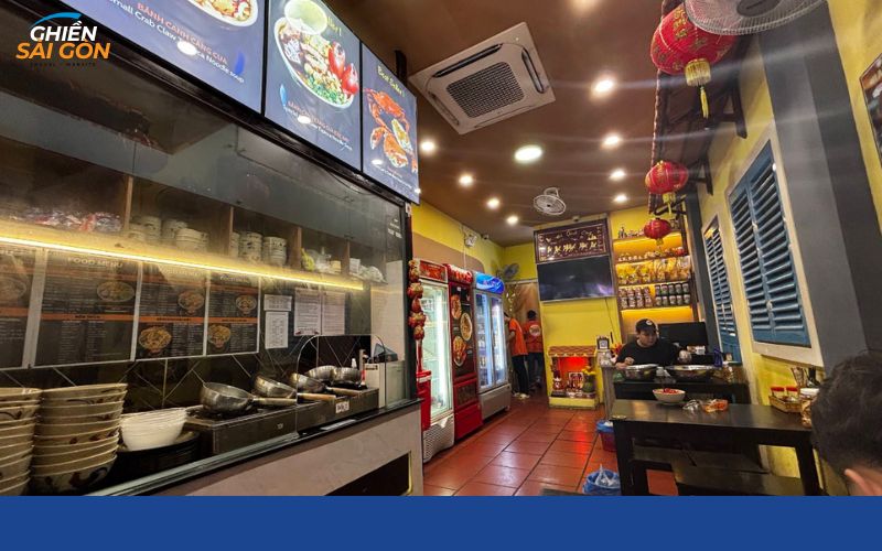 Không gian quán bánh canh cua Út Thảo Quận 1