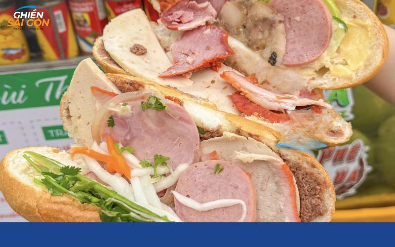 Ổ bánh mì đầy đặn tại tiệm Bùi Thị Xuân