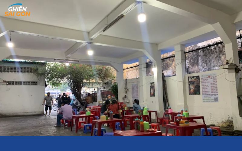 Nhân viên phục vụ tại tiệm bánh mì A Tùng Quận 1