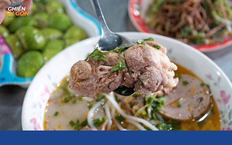 Tô bún bò Huế 31 đầy đủ topping