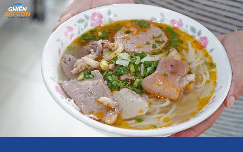 Phục vụ tại quán Bún Bò Huế 31