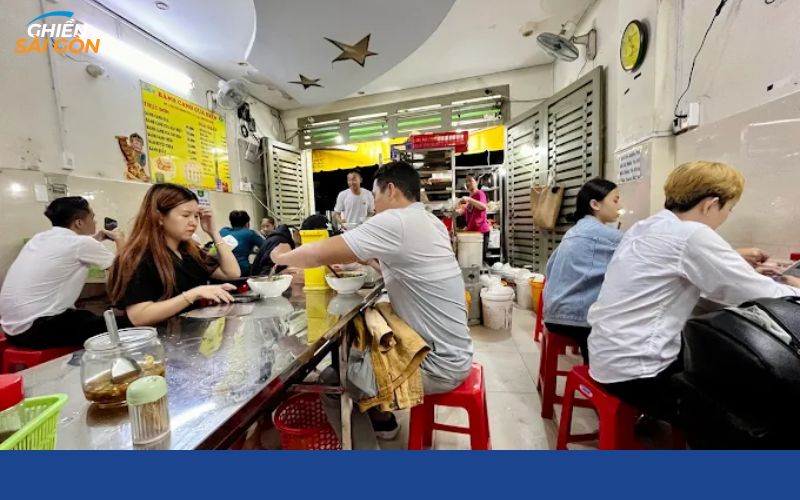 Tô bánh canh cua nóng hổi tại quán Hiền