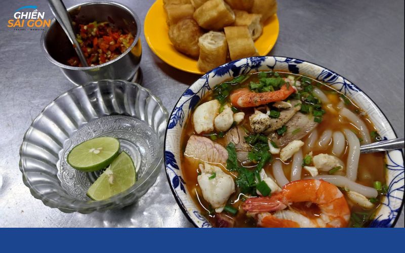 Không gian bên trong bánh canh cua Tôn Thất Đạm Quận 1