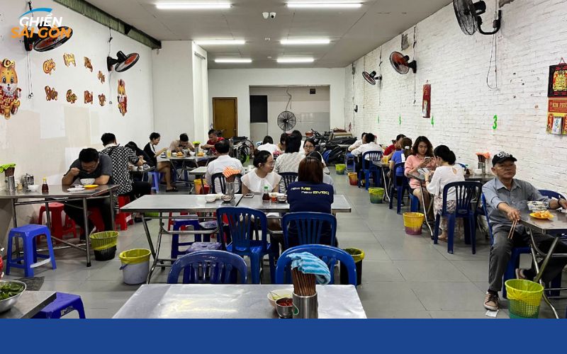 Không gian quán bánh canh cua Tôn Thất Đạm Nguyễn Công Trứ