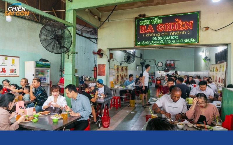 Không gian quán cơm tấm Ba Ghiền