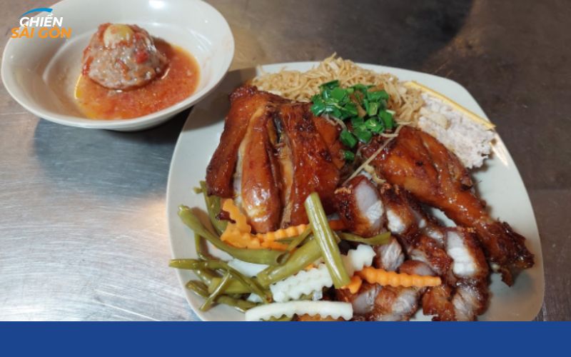 Cơm sườn cọng khổng lồ tại cơm tấm Tài Nguyễn Tri Phương