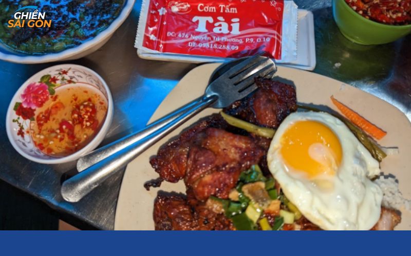 Không gian và món ăn tại cơm tấm Tài 476 Nguyễn Tri Phương