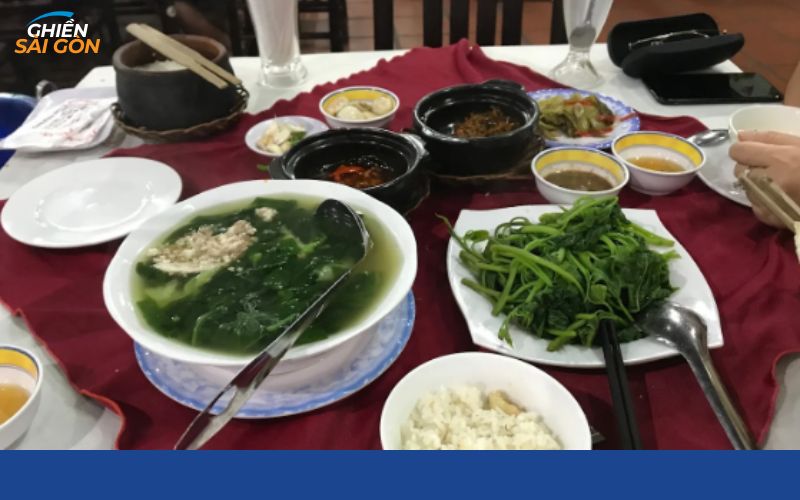 Không gian ấm cúng tại quán cơm niêu Hoa Sữa