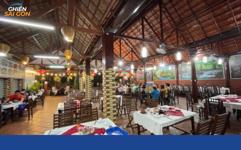 Không gian quán cơm niêu Hoa Sữa Bình Thạnh