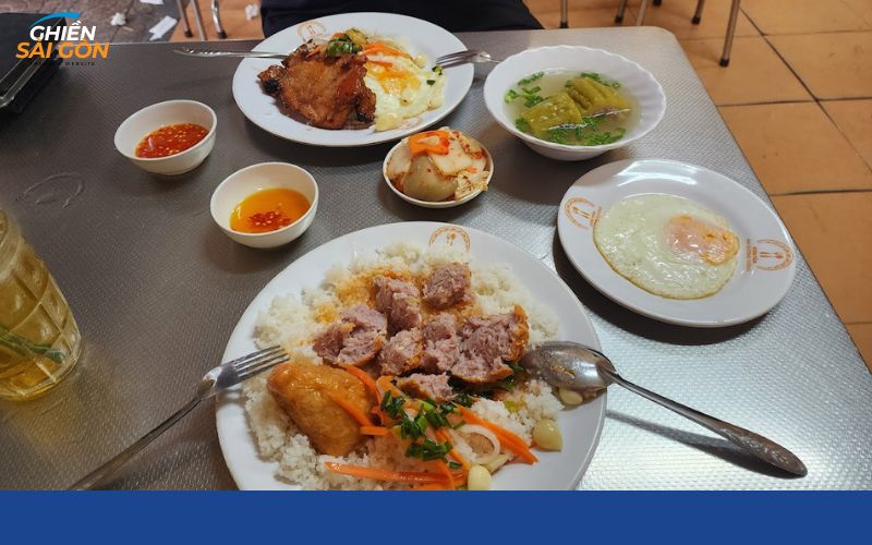 Món cơm sườn nướng tại An Dương Vương