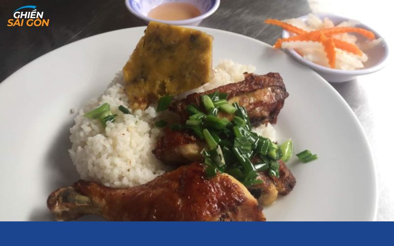 Phần cơm sườn bì chả tại Bé Bự