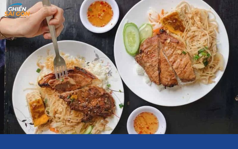 Cơm tấm sườn nướng siêu to tại quán Minh Long