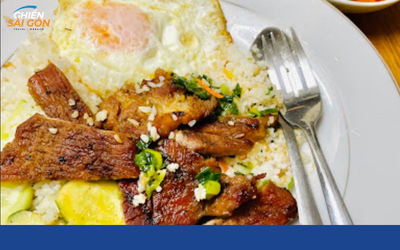 Món cơm tấm sườn siêu to tại Cơm Tấm Quyền