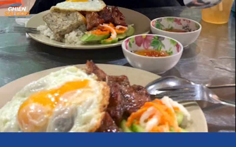 Cơm tấm sườn nướng siêu to khổng lồ tại quán Quyền