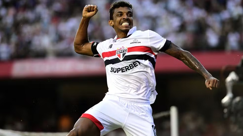 Luiz Gustavo thành công